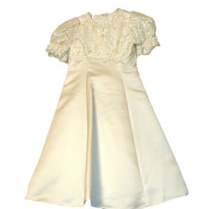 White First Communion/Flower Girl Dress Size: 4